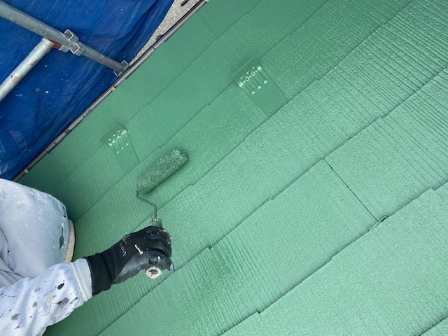 屋根塗装　新生スレート瓦　3回塗り　上塗り　プラチナ無機ルーフ