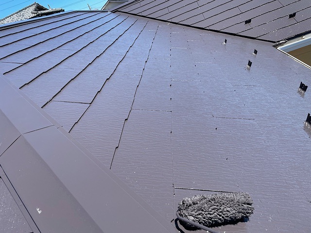 屋根塗装　新生スレート瓦　4回塗り　上塗り　ファインパーフェクトベスト