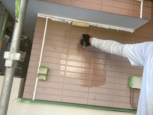 外壁塗装　窯業サイディング　3回塗り　下塗り　浸透シーラー