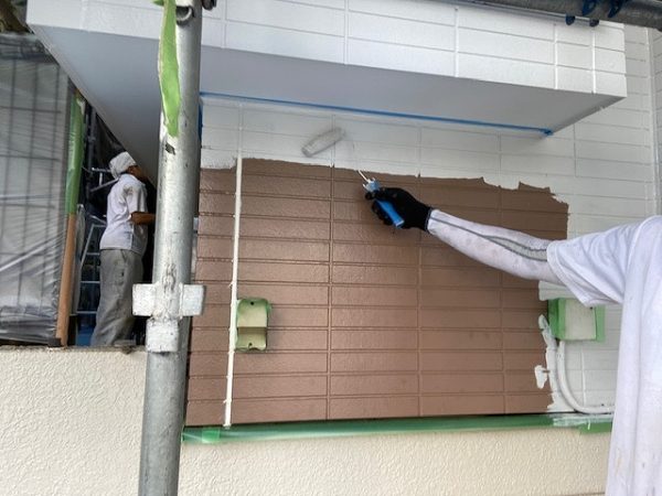 外壁塗装　窯業サイディング　3回塗り　中塗り　ファインパーフェクトトップ