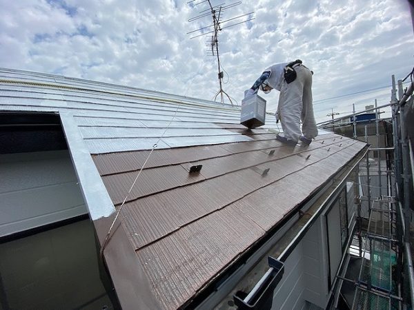 屋根塗装　新生スレート　4回塗り　下塗り　サーモアイシーラー