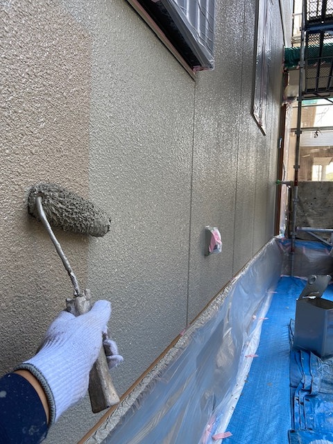 外壁塗装　窯業サイディング　3回塗り　中塗り　プラチナ無機バインダー