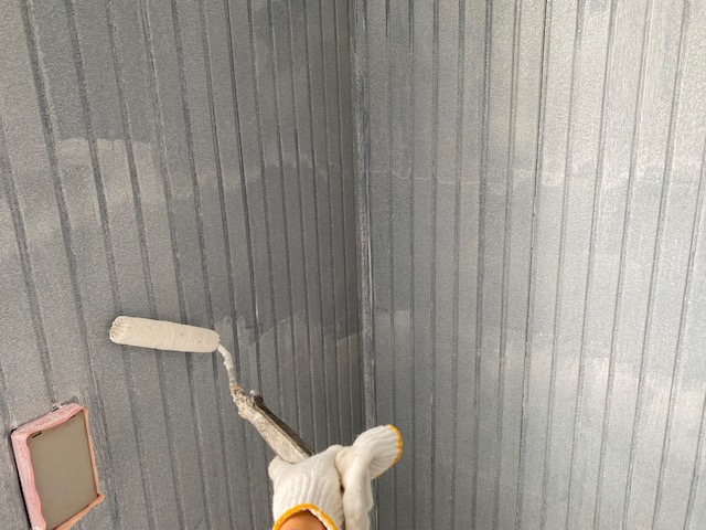 外壁塗装　窯業サイディング　3回塗り　下塗り　浸透シーラー