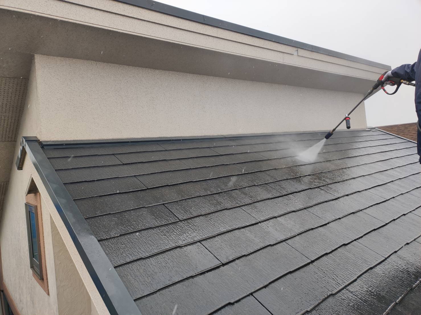 外壁塗装　モルタル　屋根塗装　新生スレート瓦　高圧洗浄