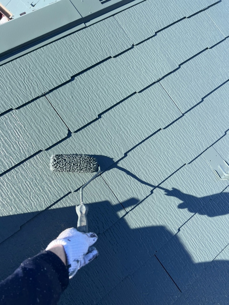 千葉市　屋根塗装　新生スレート瓦　4回塗り　上塗り　ファインパーフェクトベスト