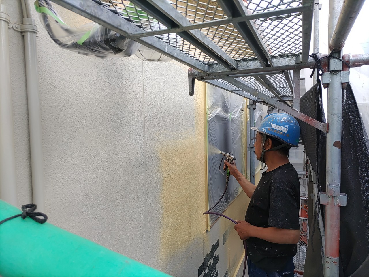 千葉市　外壁塗装　吹き付け塗装　中塗り　ファインパーフェクトトップ