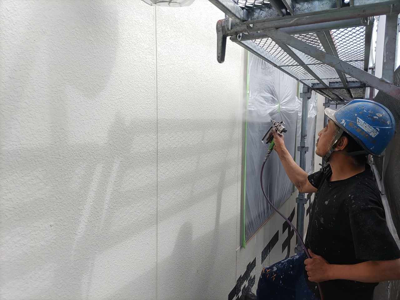 千葉市　外壁塗装　吹き付け塗装　下塗り　ファイン浸透シーラー