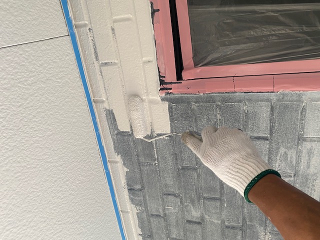 千葉市　外壁塗装　中塗り　プラチナ無機バインダー