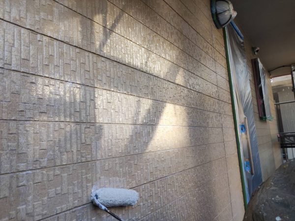 八千代市　外壁塗装　下塗り　水系スーパーUVコートクリヤSi