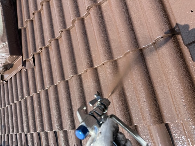 八千代市　屋根塗装　中塗り　ルーフマイルドSi　吹付塗装