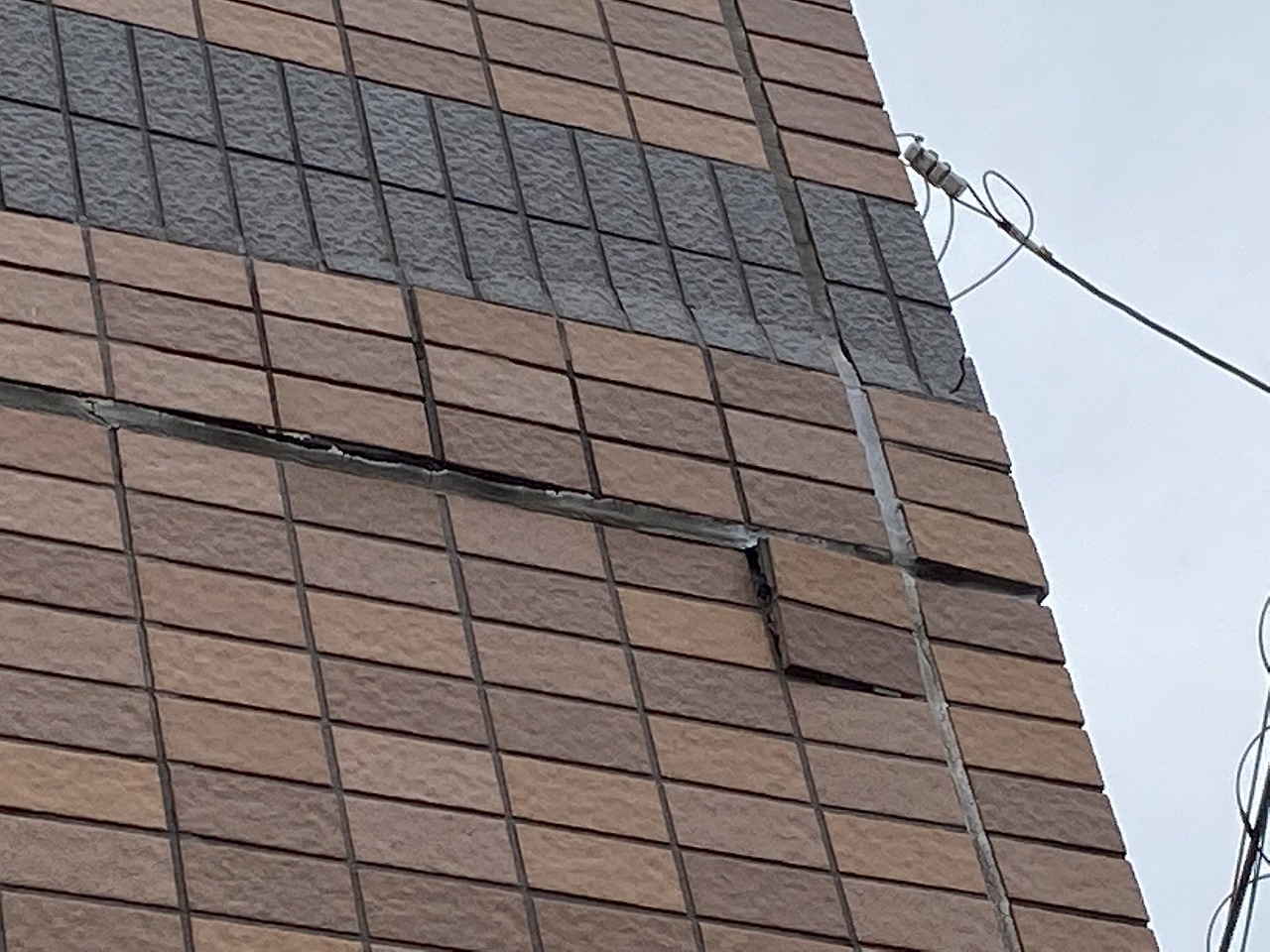 千葉市　病院　診断　外壁　タイル　亀裂　浮き　劣化