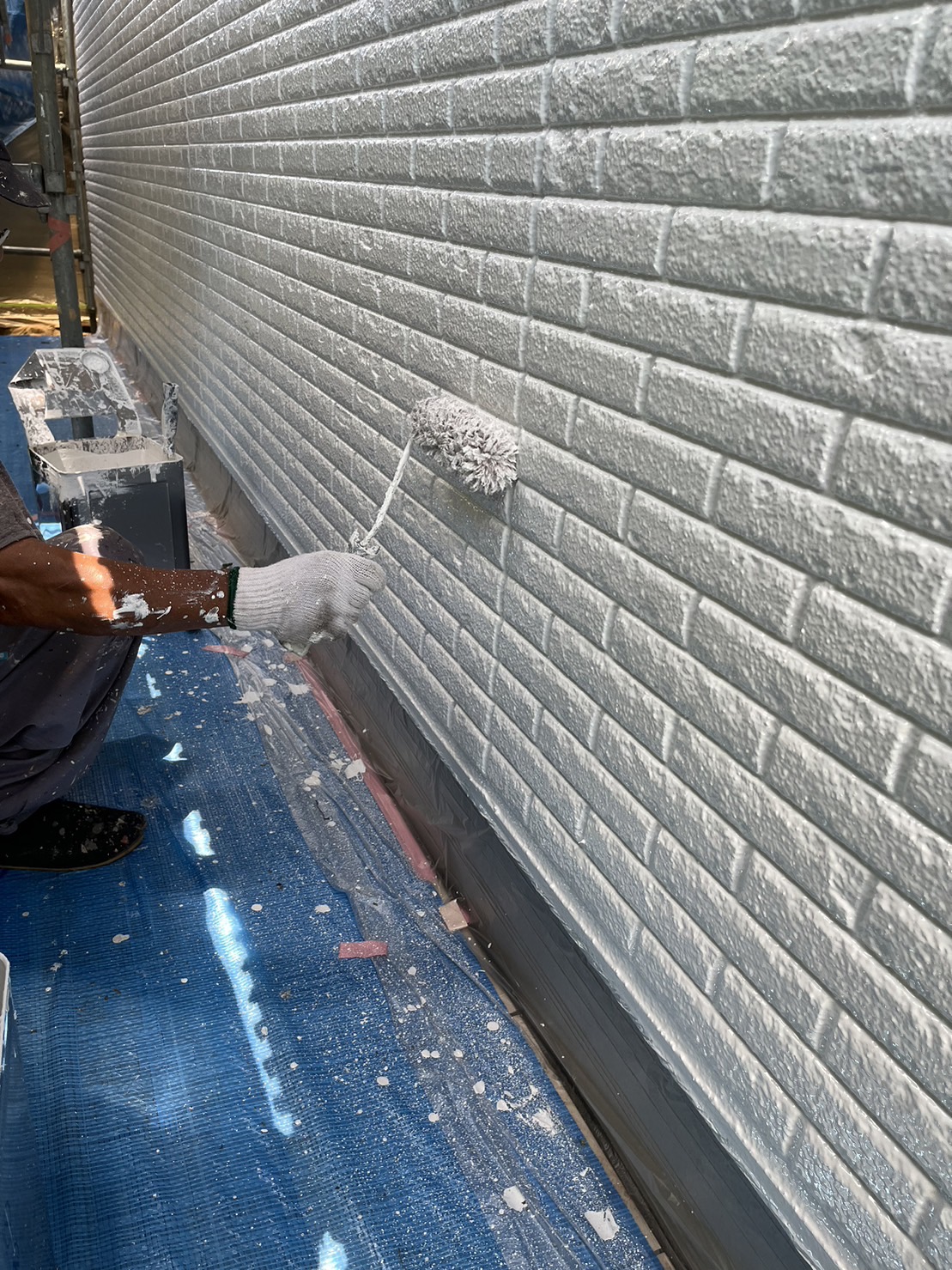 習志野市　外壁塗装　中塗り　プラチナ無機バインダー