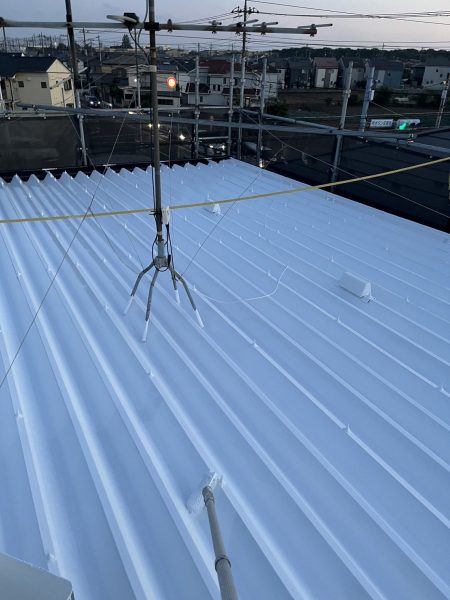 千葉市　アパート　屋根塗装　上塗り　ファインパーフェクトベスト