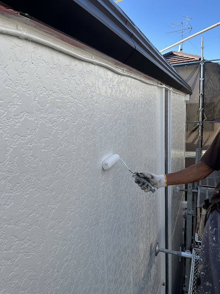 千葉市　アパート　外壁塗装　中塗り　プラチナ無機バインダー