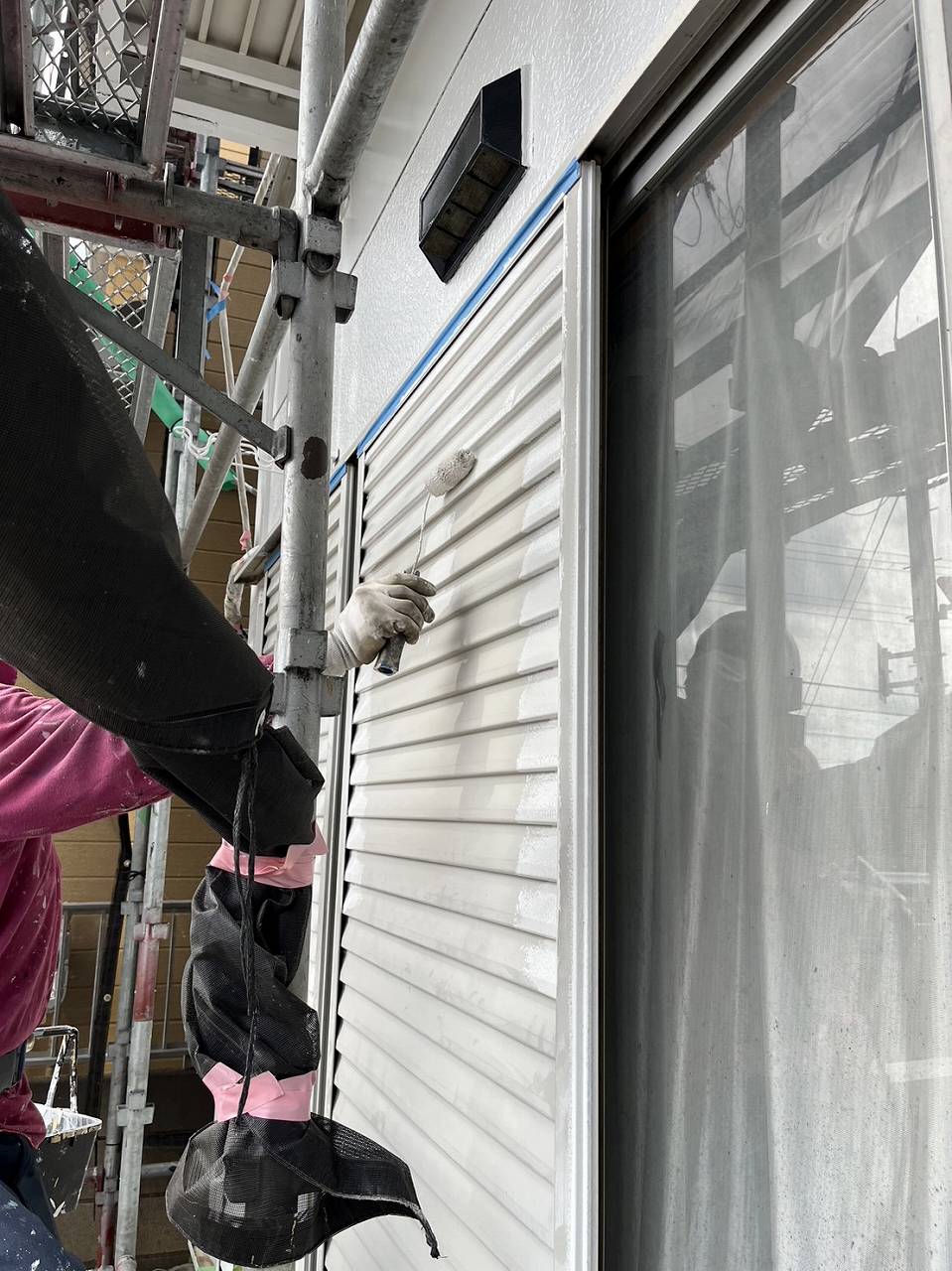 千葉市　アパート　付帯部塗装　雨戸パネル　ファインパーフェクトトップ