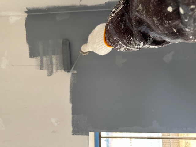 千葉市　施設　内壁塗装　中塗り　水性エマルションペイント