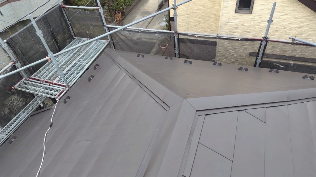 屋根カバー工法　ガルバリウム鋼板　棟板金