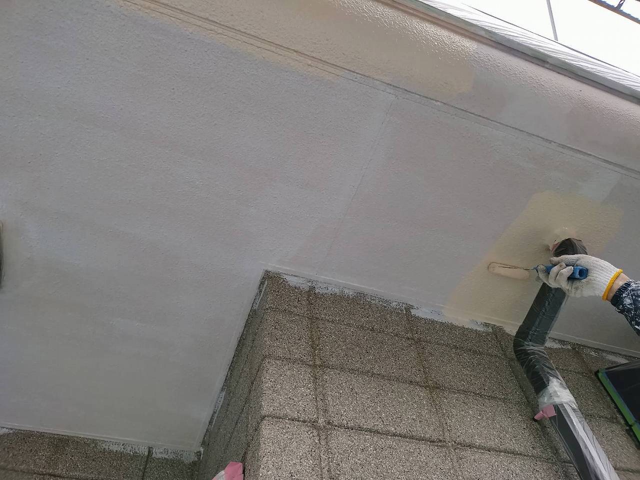 八千代市　付帯部塗装　軒天井　中塗り　プラチナ無機バインダー